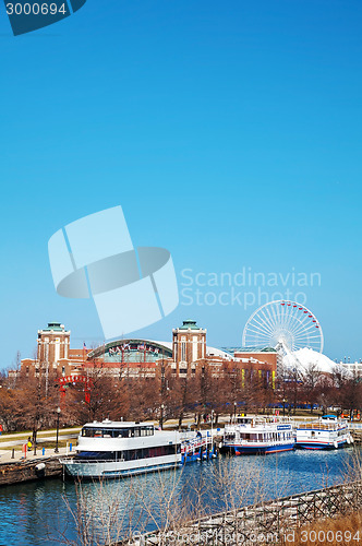 Image of Navy Pier in Chicago in the morning