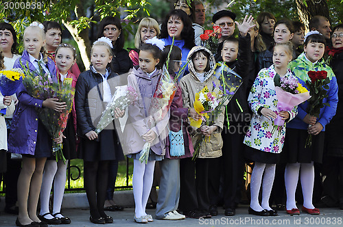 Image of September 1. A solemn ruler of pupils in the school yard.