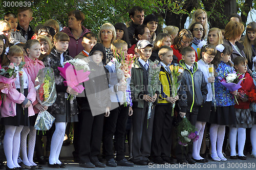 Image of September 1. A solemn ruler of pupils in the school yard.