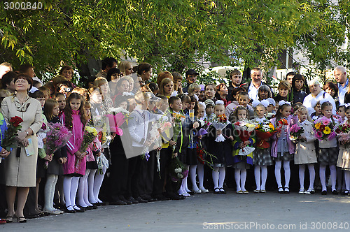 Image of September 1. A solemn ruler of pupils in the school yard.