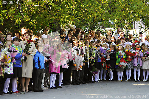 Image of September 1. A solemn ruler of pupils in the school yard.