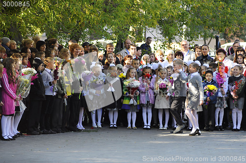 Image of September 1. A solemn ruler of pupils in the school yard.