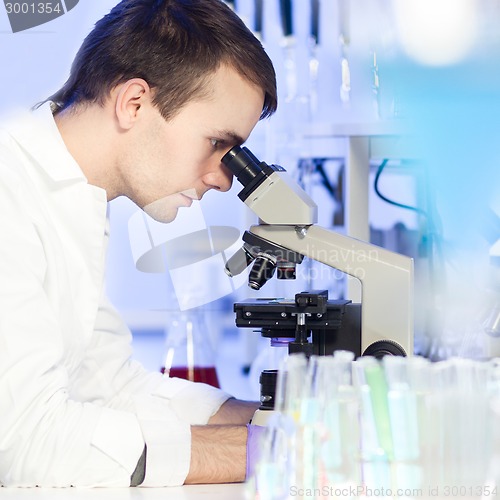 Image of Health care professional in lab.