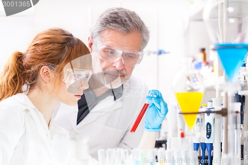 Image of Health care professionals in lab.