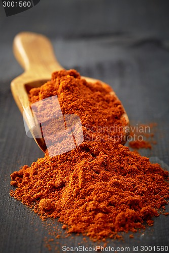 Image of Wooden scoop with ground chili 