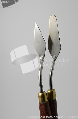Image of two palette knife on a neutral background 