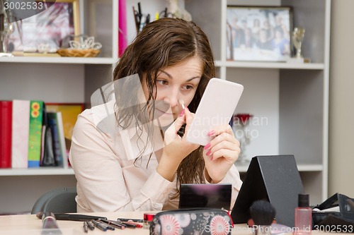 Image of Girl puts icing on the eyes