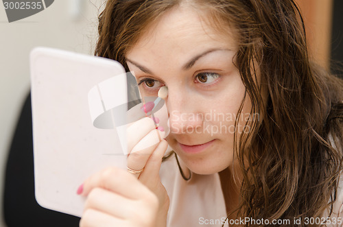 Image of Girl puts icing on the eyes