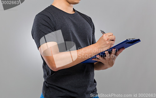 Image of Man write on clipboard