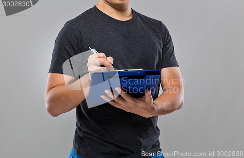 Image of Man write on clipboard