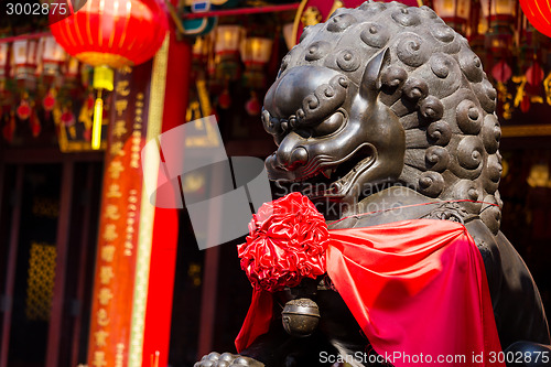 Image of Chinese ancient buildings in front of the stone lions 