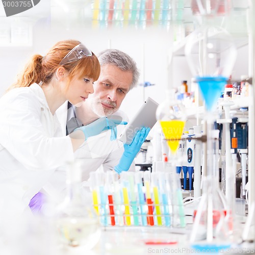 Image of Health care professionals in lab.