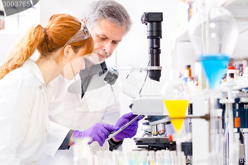 Image of Health care professionals in lab.