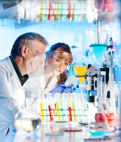 Image of Health care professionals in lab.