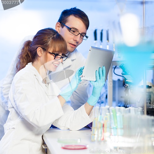 Image of Health care professionals in lab.