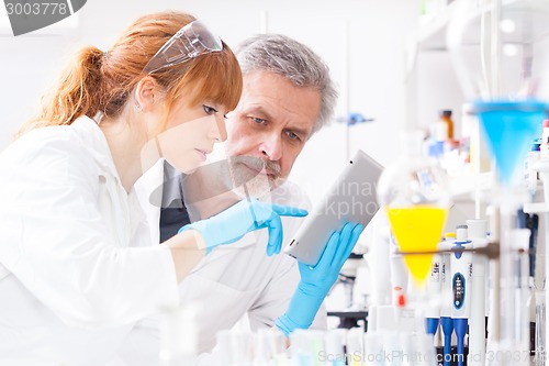 Image of Health care professionals in lab.