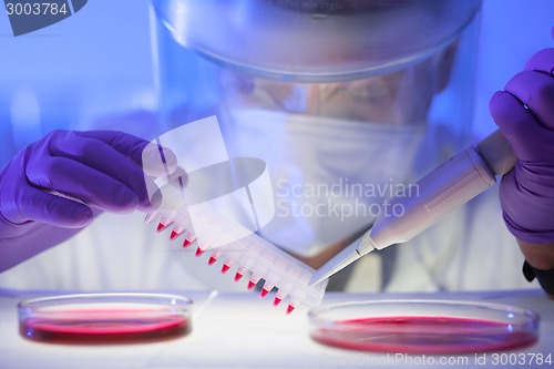 Image of Working in the laboratory with a high degree of protection