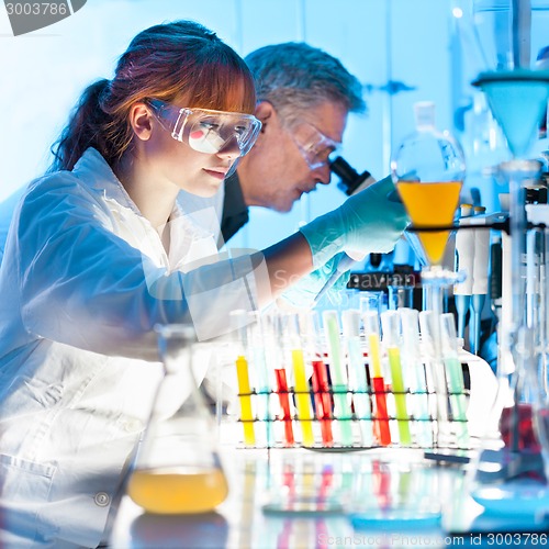 Image of Health care professionals in lab.