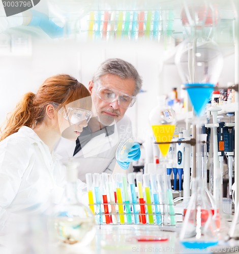 Image of Health care professionals in lab.