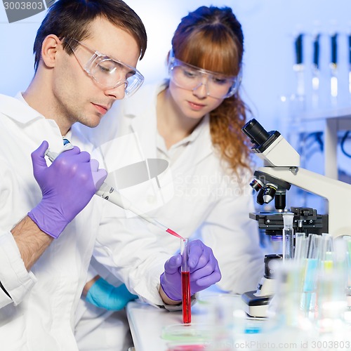 Image of Health care professionals in lab.