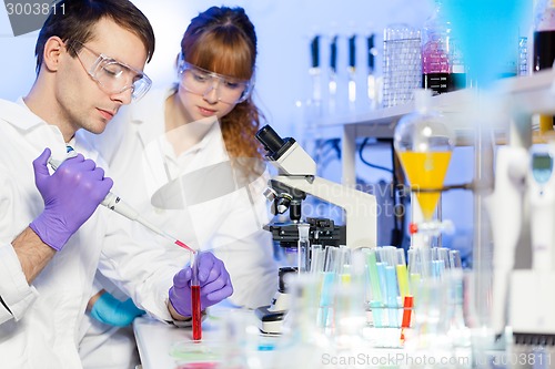 Image of Health care professionals in lab.