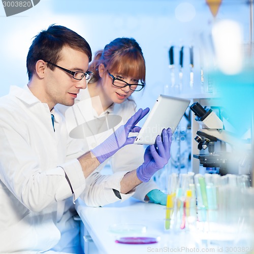 Image of Health care professionals in lab.