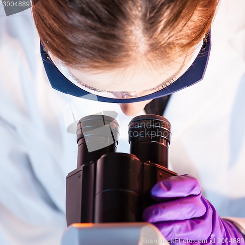 Image of Researcher microscoping.