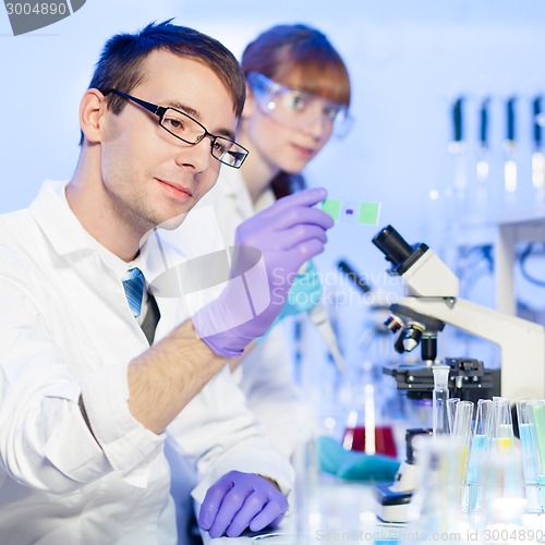 Image of Health care professionals in lab.