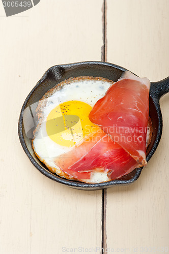 Image of egg sunny side up with italian speck ham