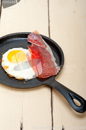 Image of egg sunny side up with italian speck ham