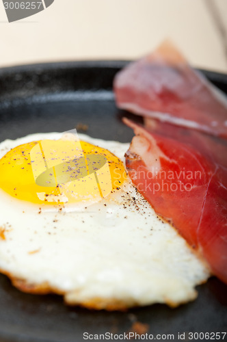 Image of egg sunny side up with italian speck ham