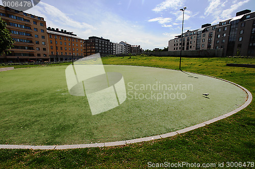 Image of round green lawn in a residential area of Helsinki