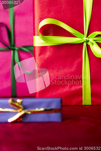 Image of Green bowknots on red gift wrapping
