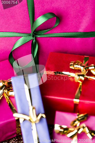 Image of Emerald Bowknot over Magenta Gift Box 