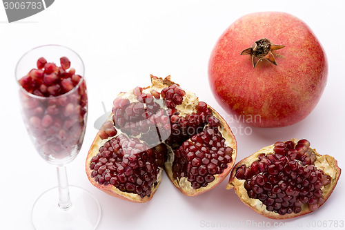 Image of Pomegranate, whole and broken-up