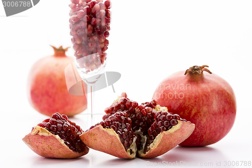 Image of Pomegranate and its seeds