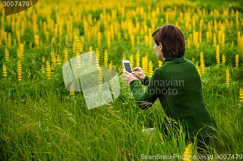 Image of Taking pictures with a cellphone