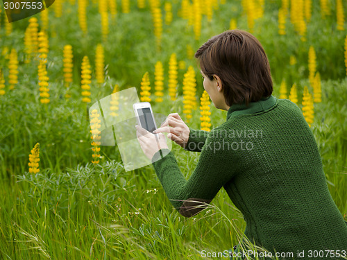 Image of Taking pictures with a cellphone