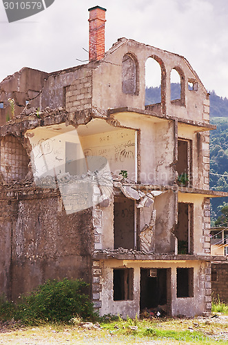 Image of ruined house