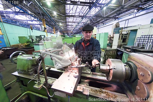 Image of Senior milling machine operator works at machine