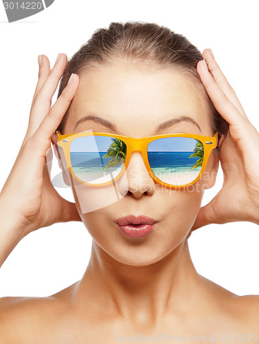 Image of amazed teenage girl in sunglasses