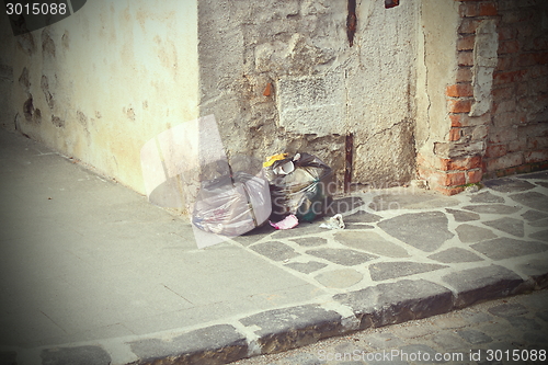 Image of garbage left on the street