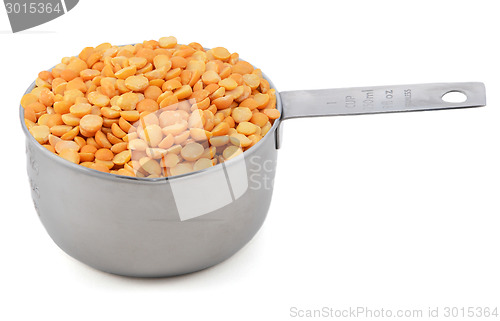 Image of Yellow split peas in a cup measure