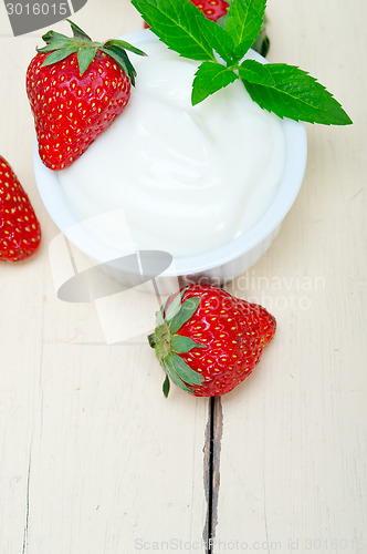 Image of organic Greek yogurt and strawberry