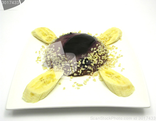 Image of Chocolate pudding with blueberries, banana and pieces of almonds