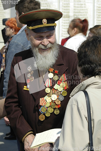 Image of Senior veteran of World War II on Memory square