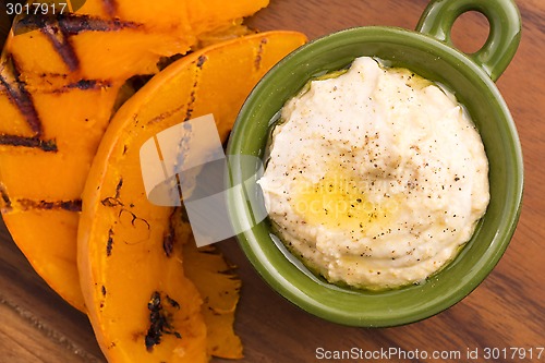 Image of A bowl of creamy hummus