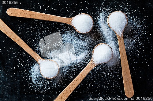 Image of sugar in wooden spoons 