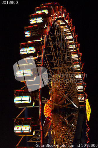 Image of Ferris wheel at the Oktoberfest at night