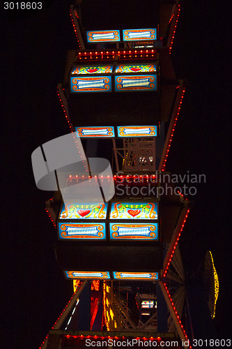 Image of Ferris wheel at the Oktoberfest at night